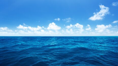 Почему вода в море кажется синей?